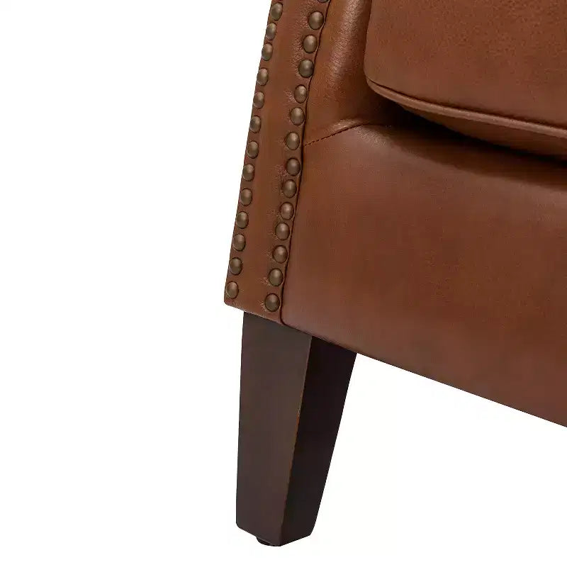 Fauteuil à oreilles en cuir véritable avec clous décoratifs et pieds fuselés en bois massif