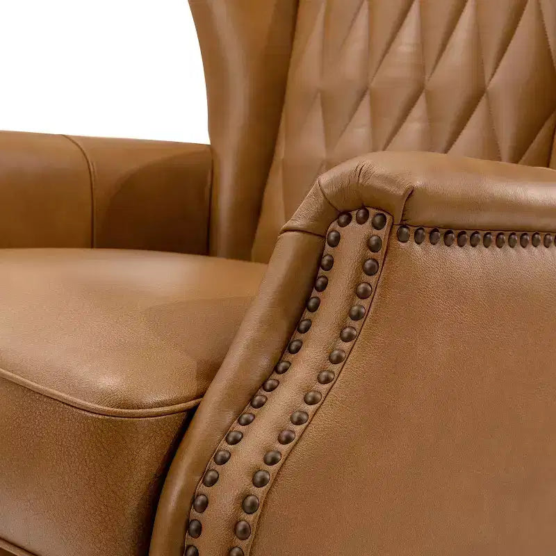 Fauteuil à oreilles en cuir véritable avec clous décoratifs et pieds fuselés en bois massif
