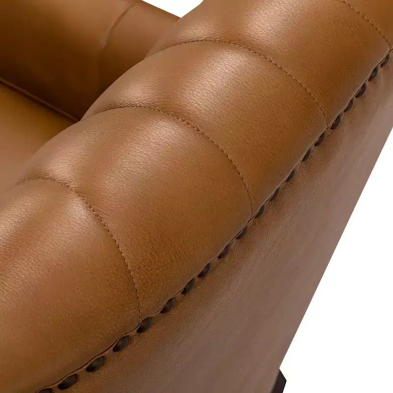 Fauteuil à oreilles en cuir véritable avec clous décoratifs et pieds fuselés en bois massif